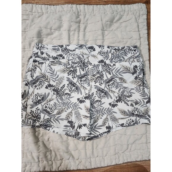 Old Navy Pixie Casual Shorts Women's Size 10 Floral  Leaves Print Ivory Gray - Picture 1 of 6